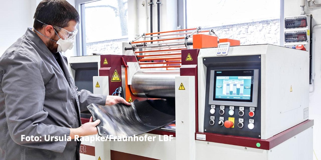 bmftr_bund's tweet photo. Elastomere bilden eine große Gruppe der Kunststoffe. Im @FraunhoferLBF werden jetzt neue Rezepturen für nachhaltige, alternative Materialien für #Elastomere entwickelt und auf ihre Einsatztauglichkeit untersucht. https://t.co/67CkWlQGTK @biooekonomieDE https://t.co/aCFGMedJaZ