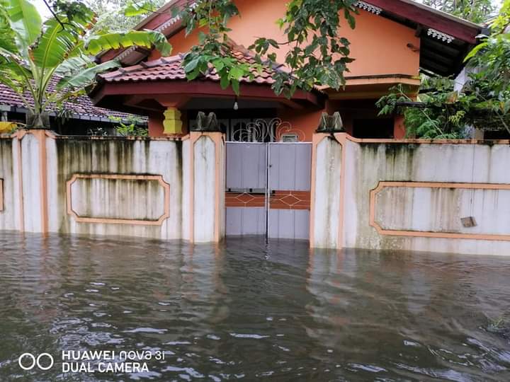 Zahran_Tajuden's tweet photo. A historical rainfall and flood in Puttalam.
#SriLanka #HeavyRain https://t.co/GdFa8inawy