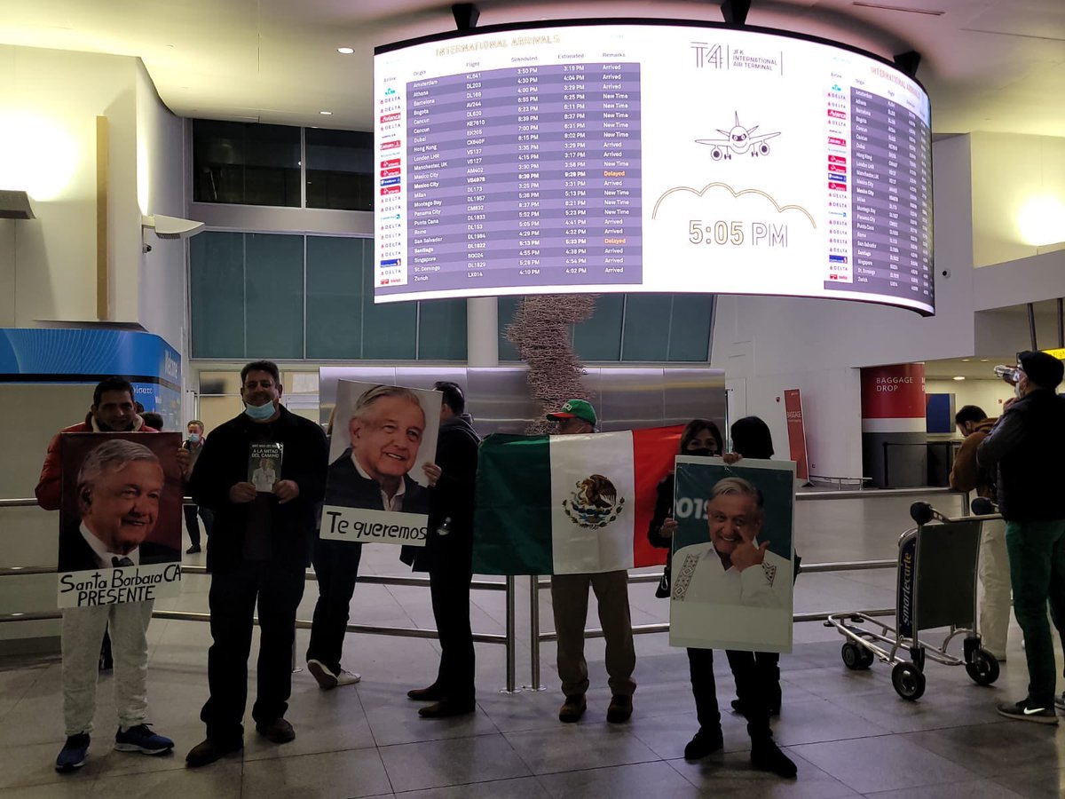 DonVocero's tweet photo. Se confirman 8 personas heridas y 4 desmayadas en la avalancha de gente que fue a recibir a López Obrador a Nueva York. https://t.co/9iZcFIqNcE