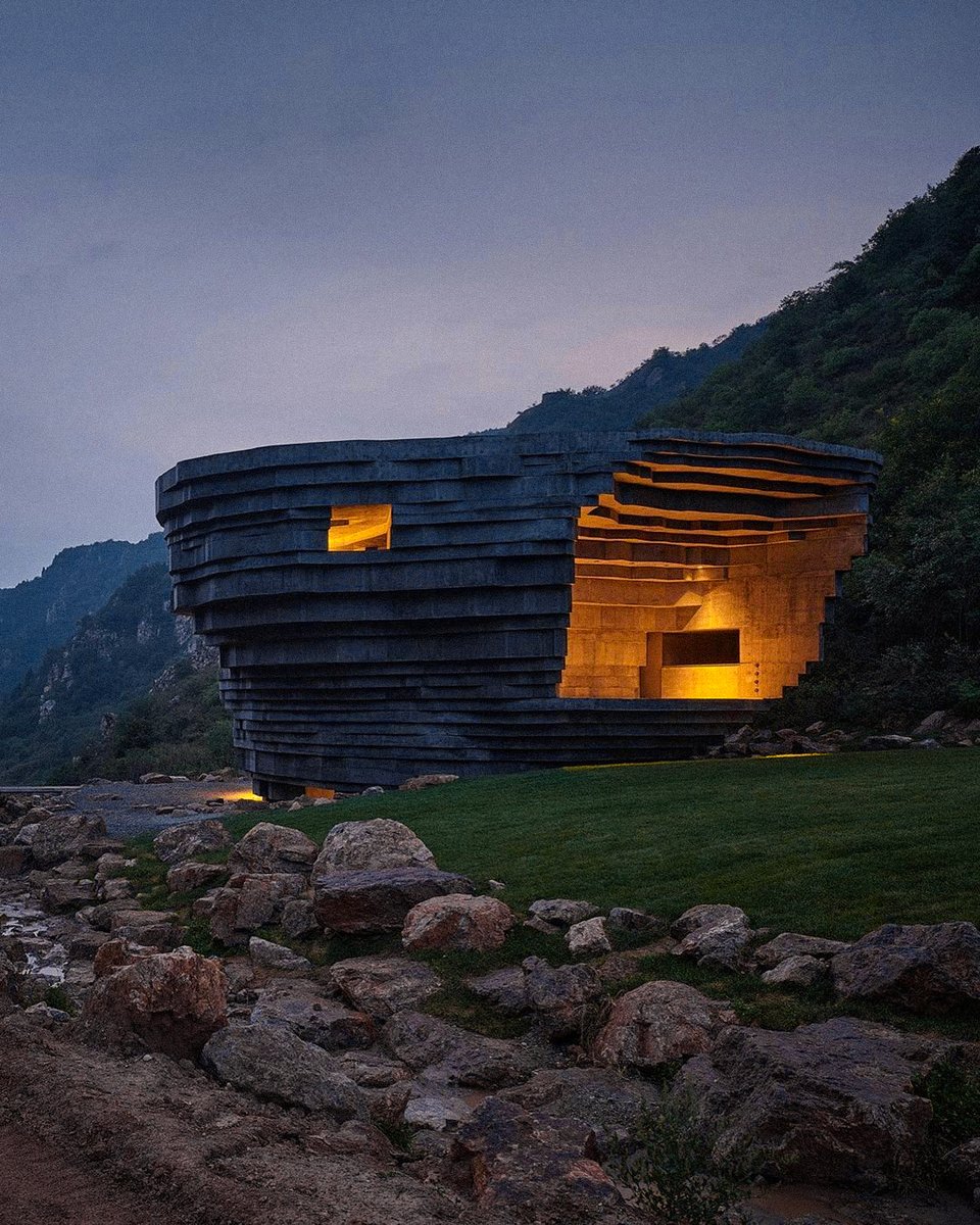 viewsfrance's tweet photo. La Chapel of Sound est une salle de concerts en plein air, dont la construction vient d’être achevée dans une vallée de Pékin.

Ce monolithe comprend un amphithéâtre partiellement découvert, une scène extérieure, une plateforme panoramique et une salle de répétition. https://t.co/yltV7O8wmZ