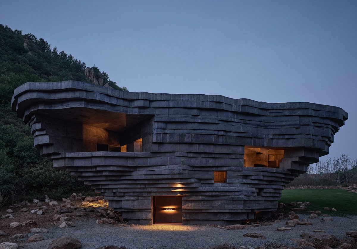 viewsfrance's tweet photo. La Chapel of Sound est une salle de concerts en plein air, dont la construction vient d’être achevée dans une vallée de Pékin.

Ce monolithe comprend un amphithéâtre partiellement découvert, une scène extérieure, une plateforme panoramique et une salle de répétition. https://t.co/yltV7O8wmZ