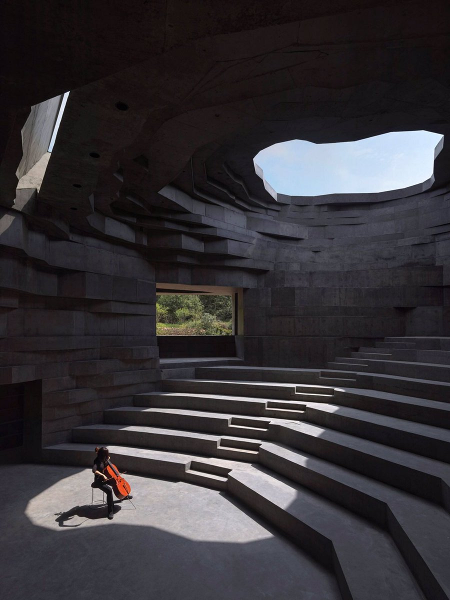viewsfrance's tweet photo. La Chapel of Sound est une salle de concerts en plein air, dont la construction vient d’être achevée dans une vallée de Pékin.

Ce monolithe comprend un amphithéâtre partiellement découvert, une scène extérieure, une plateforme panoramique et une salle de répétition. https://t.co/yltV7O8wmZ