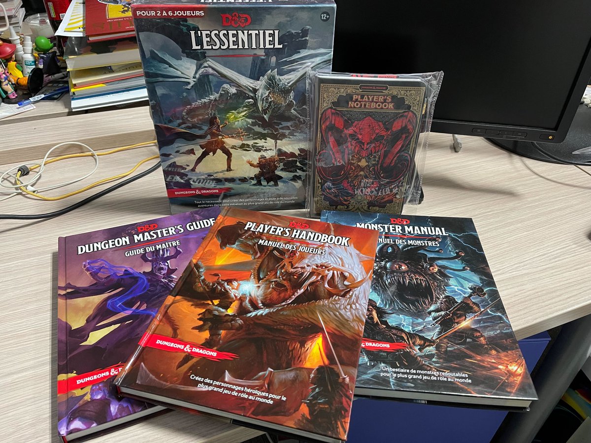 Athan0r's tweet photo. Pour fêter la nouvelle édition de #dnd5e #DnD un petit concours : follow @Wizards_DnDFR (et moi), RT avec la mention du lot que vous souhaitez gagner : 1 la boîte l'essentiel / 2 Le guide du MJ / 3 Manuel des Joueurs / 4 Manuel des Monstres / 5 Notebook 🧙‍♂️🎲 https://t.co/YgB8cwqMEJ