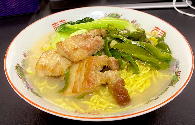 今日は初めて豚骨ラーメン作ってみた。 