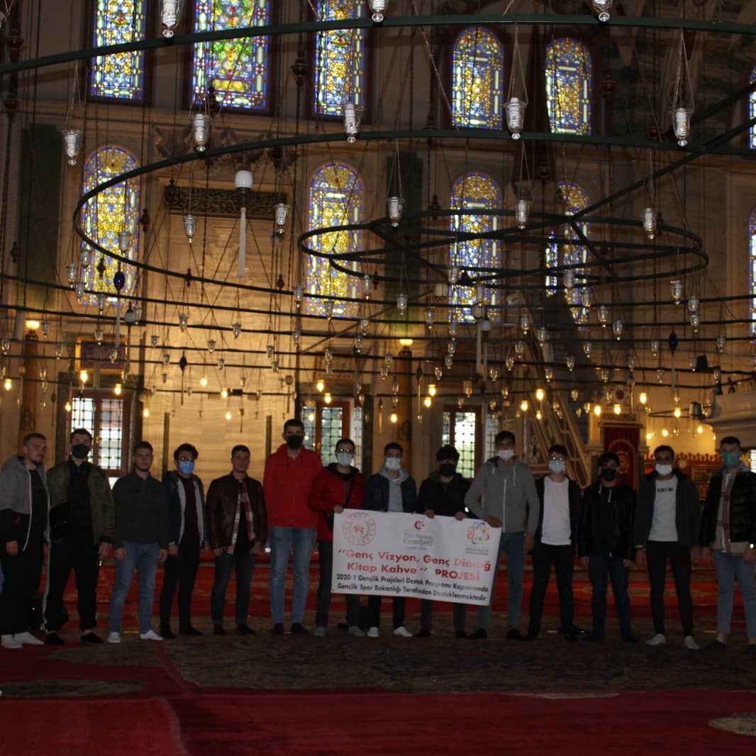 İstanbul gezimizden kareler.. Ayasofya, Süleymaniye, Fatih, Eyüpsultan camilerini ziyarette bulunduk. İstanbul'da meftun olan alimlere ve devlet büyüklerine dualarda bulunduk. Katılan arkadaşlarımıza teşekkür ederiz.
#ilimyaymacemiyeti #tekirdağ