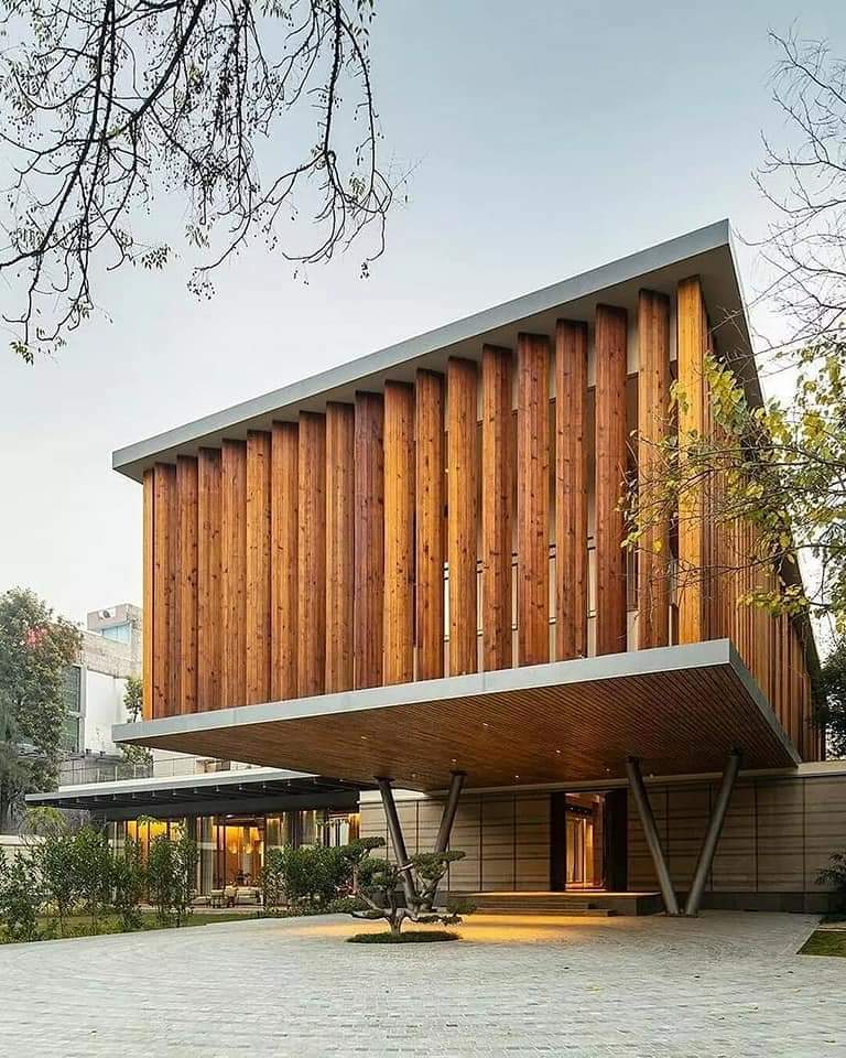 SurfacesMagzin's tweet image. The Earth and Glass residence by @studio_lotus with manually operable cedar wood fins.
#surfacesreportermagazine #surfacesreporter #indianarchitects #architecture #arkitektur #arkiminimal #arkitekt #arquisemteta #arquiteturacontemporânea #indianarchitects #arquitecturephotography