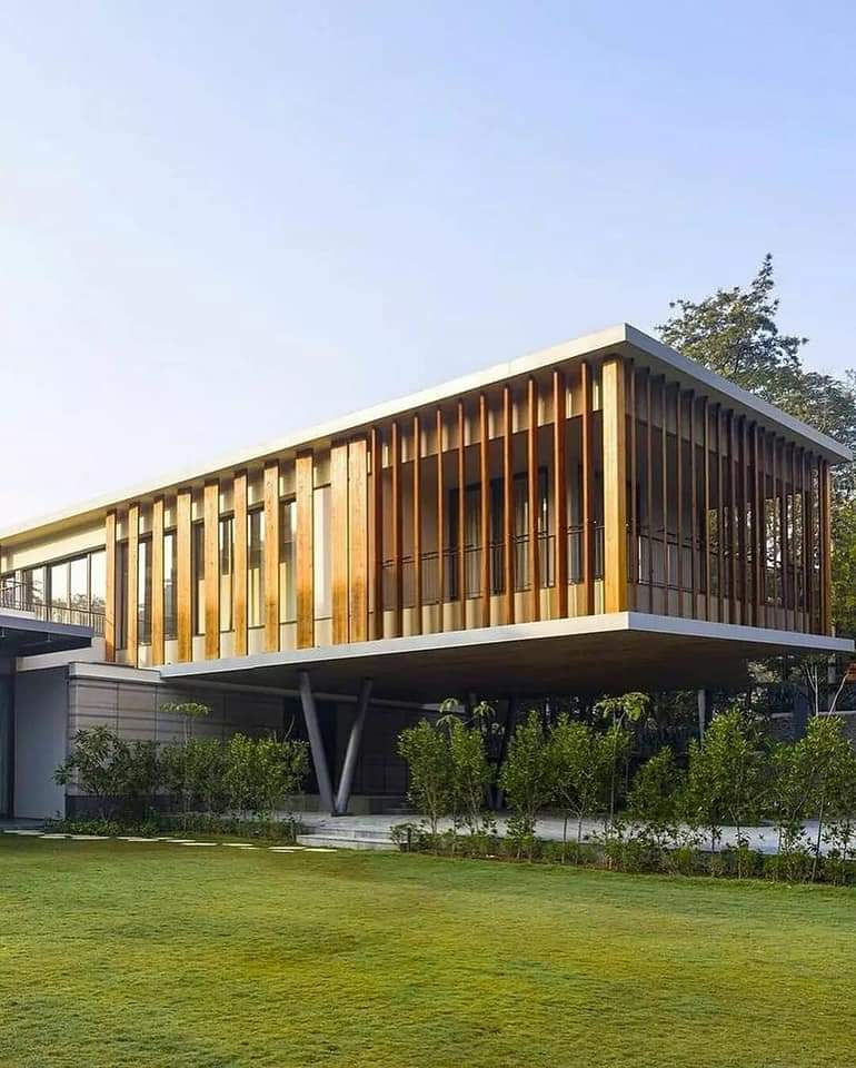 SurfacesMagzin's tweet image. The Earth and Glass residence by @studio_lotus with manually operable cedar wood fins.
#surfacesreportermagazine #surfacesreporter #indianarchitects #architecture #arkitektur #arkiminimal #arkitekt #arquisemteta #arquiteturacontemporânea #indianarchitects #arquitecturephotography