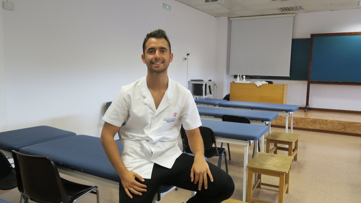 En pocos años, Pere Palmada ha pasado de empezar el grado de fisioterapia a… ¡ser profesor en Gimbernat! De hecho, impartió la primera clase de la carrera a la que sus 30 alumnos asistieron, dentro de la asignatura de #fisioterapia básica del aparato locomotor.