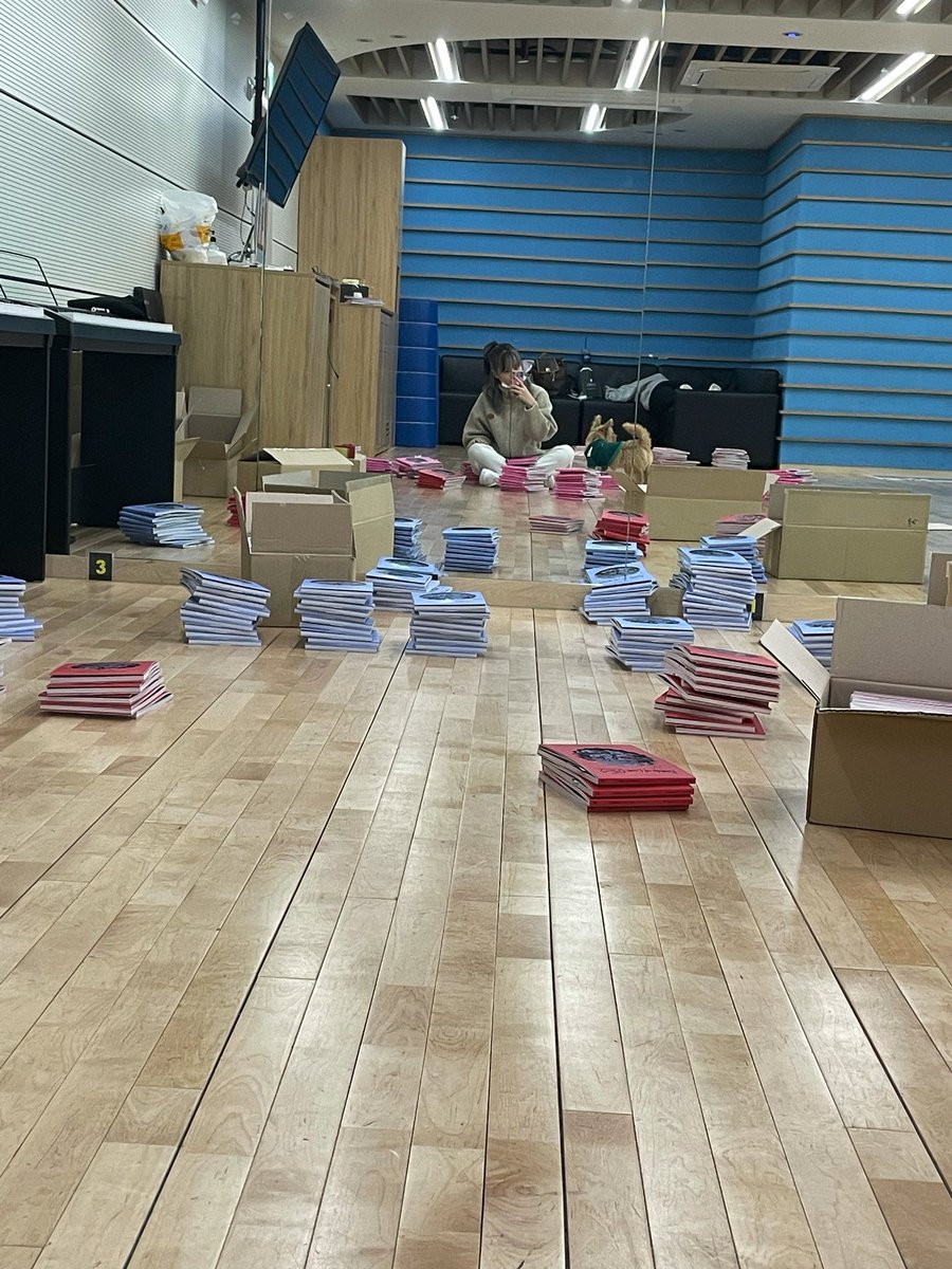 boohyunn's tweet photo. oh no momo you’re spoiling the album cover delete 😟 https://t.co/OXxH81iJ0H