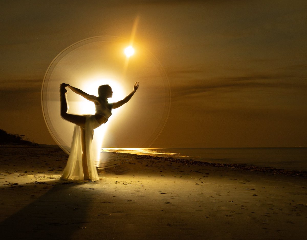 philip_allanson's tweet photo. A single three second exposure using a light tube on moonrise on a smokey evening. I provide the illumination and Janey provides the magic #litbyhand #tubetribe #lightpainting https://t.co/vRWs3Ed1pc