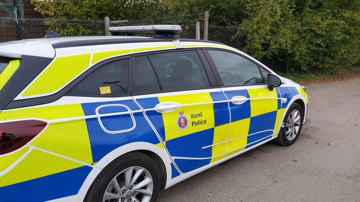KentPoliceGrav's tweet photo. Local PCSO out patrolling today in #Singlewell and #Whitehill throughout today. #Reassurance #KingsFarm #PCSO #Gravesham MP https://t.co/vUXzPThj1r