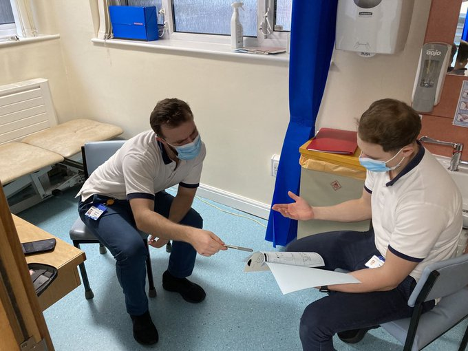 NorthMcrGH_NHS's tweet photo. 2 of the MSK physio trainee ACPs discuss a complicated patient case. Both work as First Contact Physiotherapists, seeing patients who self refer with musculoskeletal problems. This helps reduce GP and ED workloads, while the patient sees the right clinician first time #ACPWeek21 https://t.co/8oy1eH52WE