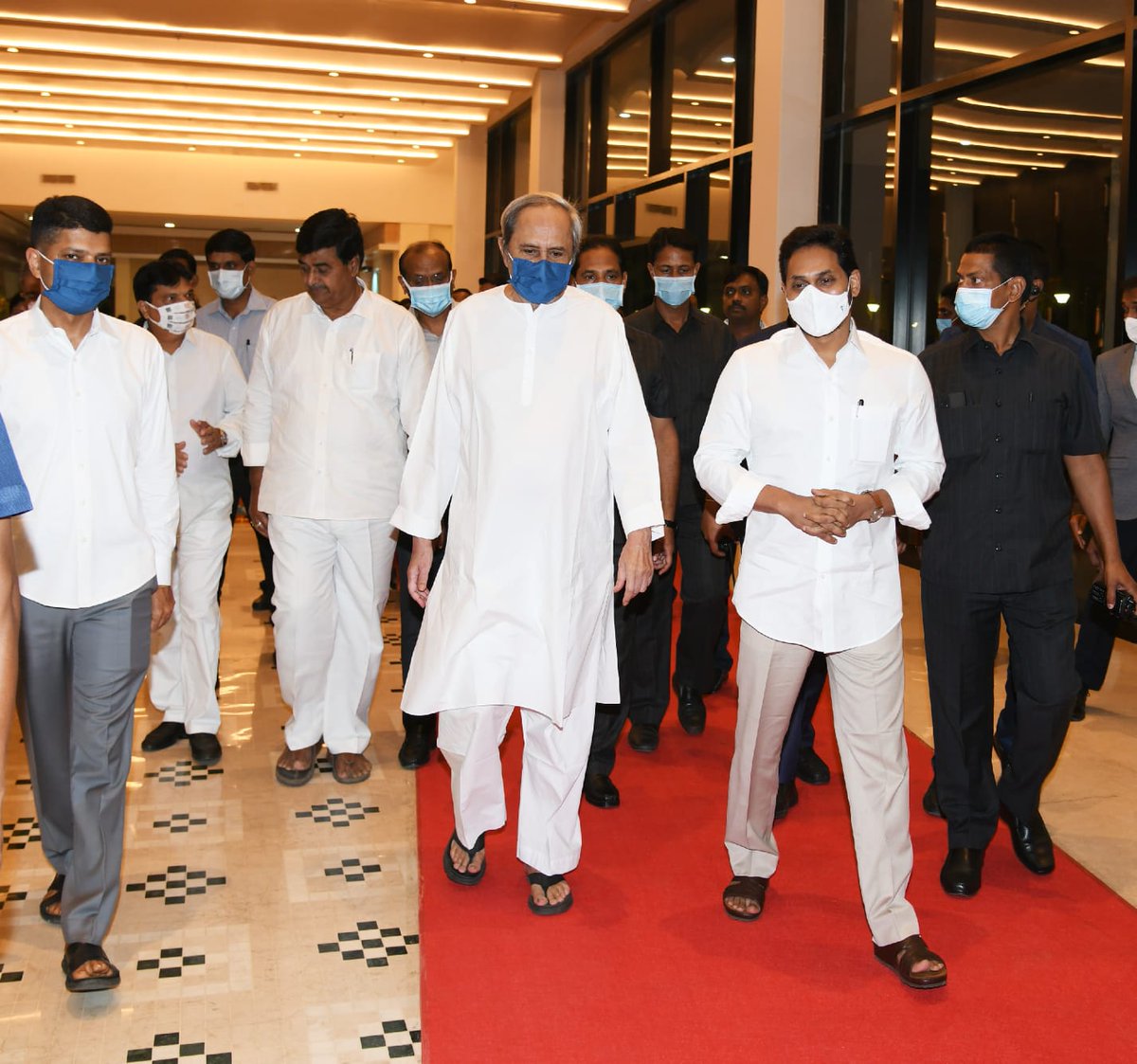 xpressandhra's tweet photo. CM @ysjagan meets his #Odisha counterpart @Naveen_Odisha . Both expected to discuss #Neradi barrage besides the issue of disputed border villages
@NewIndianXpress @XpressOdisha #jagan #AndhraPradesh https://t.co/UvMSj9u2ee