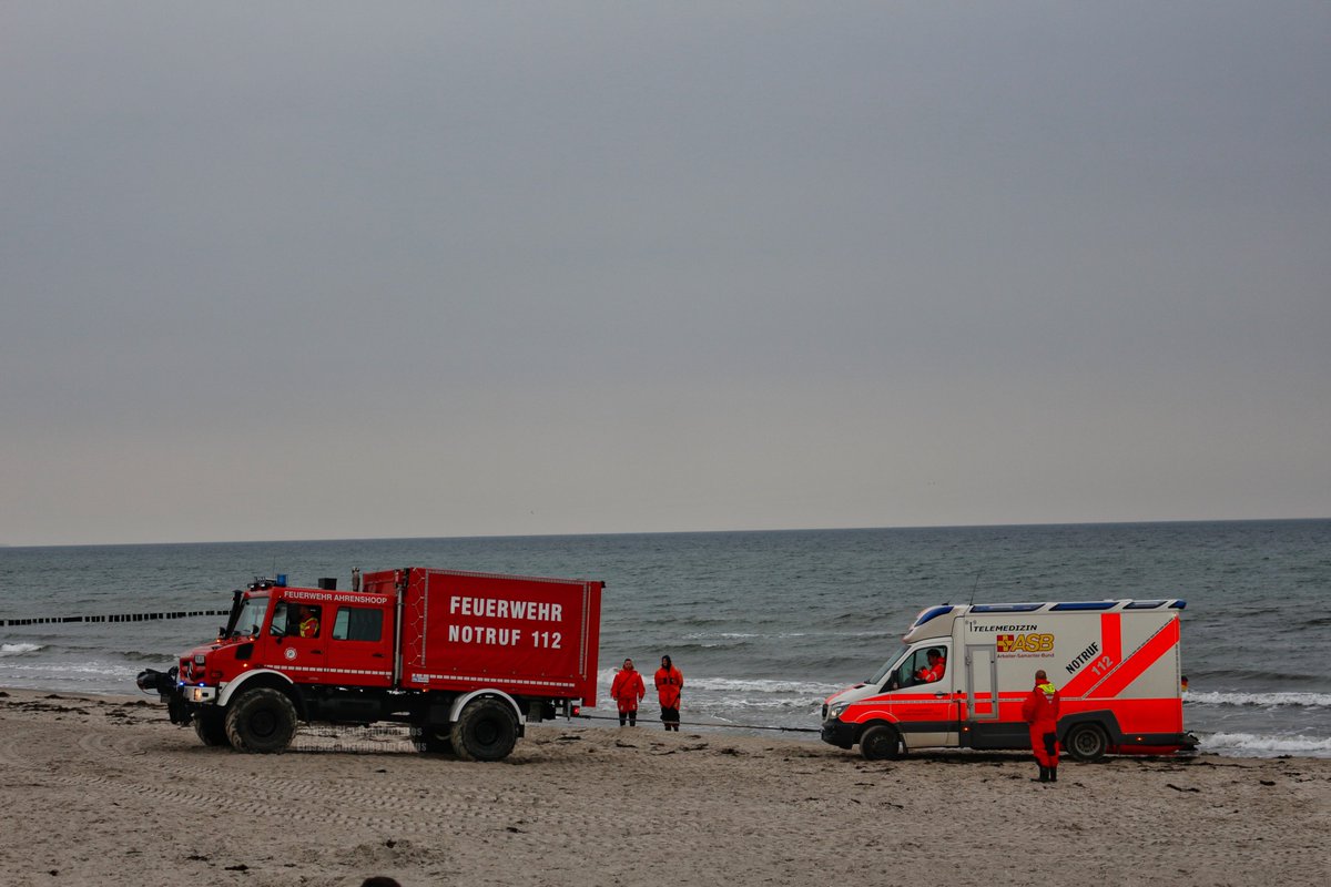 faffa91's tweet photo. Wenn sich der RTW am Strand fest fährt ...
#festgefahren #RTW #Sandstrand #Blaulicht #ASB #FeuerwehrAhrenshoop #Ostsee #Ostseebad https://t.co/OAJHQ2O8bW