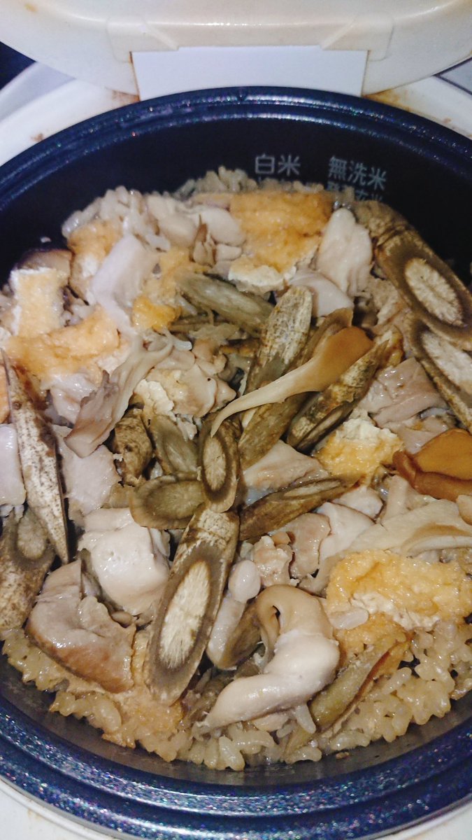 RouTail's tweet photo. 今年3回目くらいの炊き込みご飯。炊飯器開けた瞬間のいぃにほひは作った人の特権よね(*´﹃｀*) 
（今日はご飯済ましてるから味見のみ） https://t.co/4jOqmL4bC0