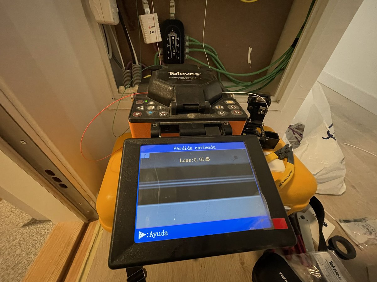 ast_josea's tweet photo. Mi madre diría que para que tanto cable, que parece la nasa 😂 #ICT2 https://t.co/0o2pCfEeGp