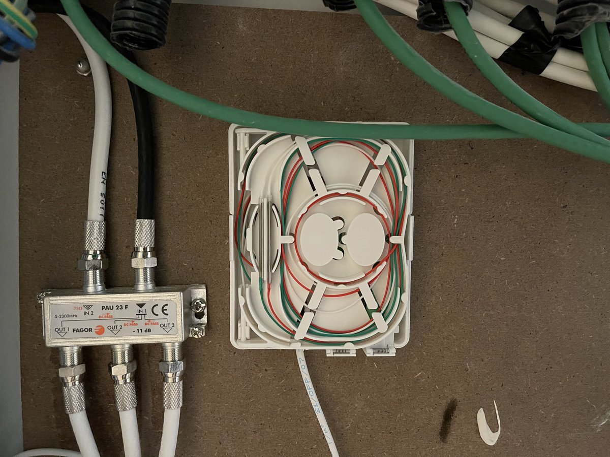 ast_josea's tweet photo. Mi madre diría que para que tanto cable, que parece la nasa 😂 #ICT2 https://t.co/0o2pCfEeGp