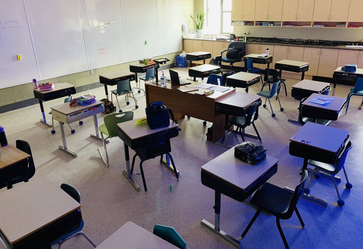 NGinglo's tweet photo. Une classe sans devant pour 20 petits mathématiciens! Le bureau au centre, une tentative pour moi! 😳
The kids were crazy excited to move my desk to the middle of the room @pgliljedahl! After day 1, loving it!
#cscdgrmaths #collaboreflexive
#defronttheclassroom
#thinkingclassroom https://t.co/Wd4Yx4fENj