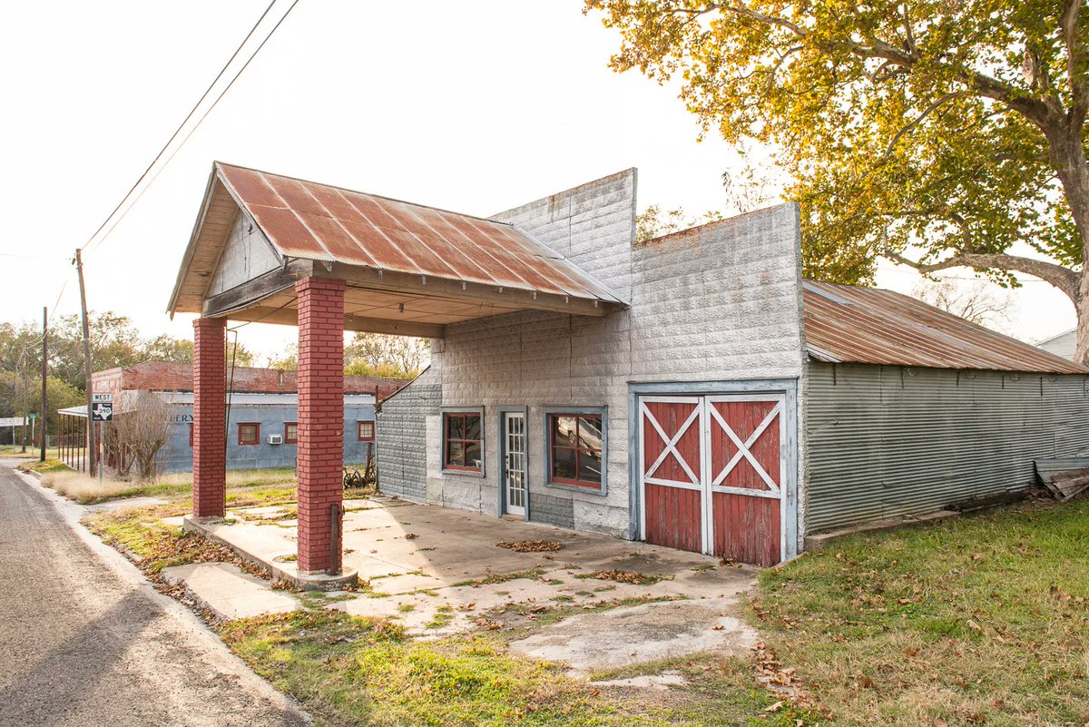 visitbrenham's tweet image. Fall vibes in Burton, Texas! Check our website for lodging, dining, and things to do in Burton, including the new Burton Pumpkin Patch.
#burton #burtontx #brenham #visitbrenham #brenhamtexas #brenhamtx