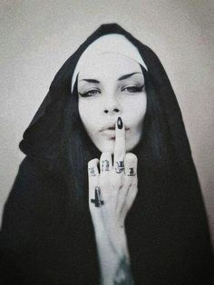 Ricard_Millas's tweet photo. Creo que el método me hizo ser quien soy hoy, una persona rebelde. Y con Hermana X he plasmado un personaje que descubre quien es después de un periplo lleno de dolor y revelaciones. (2) #LibrosRecomendados #libros #HermanaX https://t.co/ztMPA3K8Za