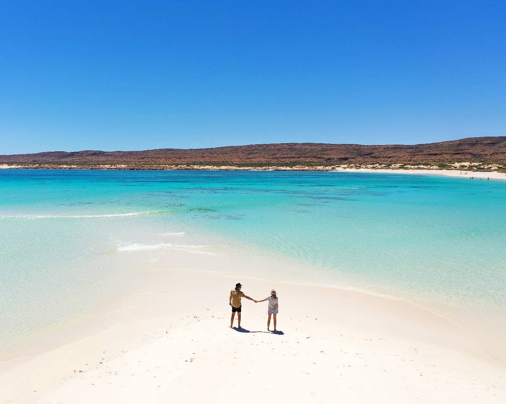 In love with the Ningaloo coastline and this spectacular beach at Turquoise Bay. 

📍Cape Range NP, Nyinggulu (Ningaloo).
This is Yinikutira and Baiyungu Country.

#wanderoutyonder #australiascoralcoast #westernaustralia #beachesofaustralia #seeaustra… instagr.am/p/CWDbexpPylb/