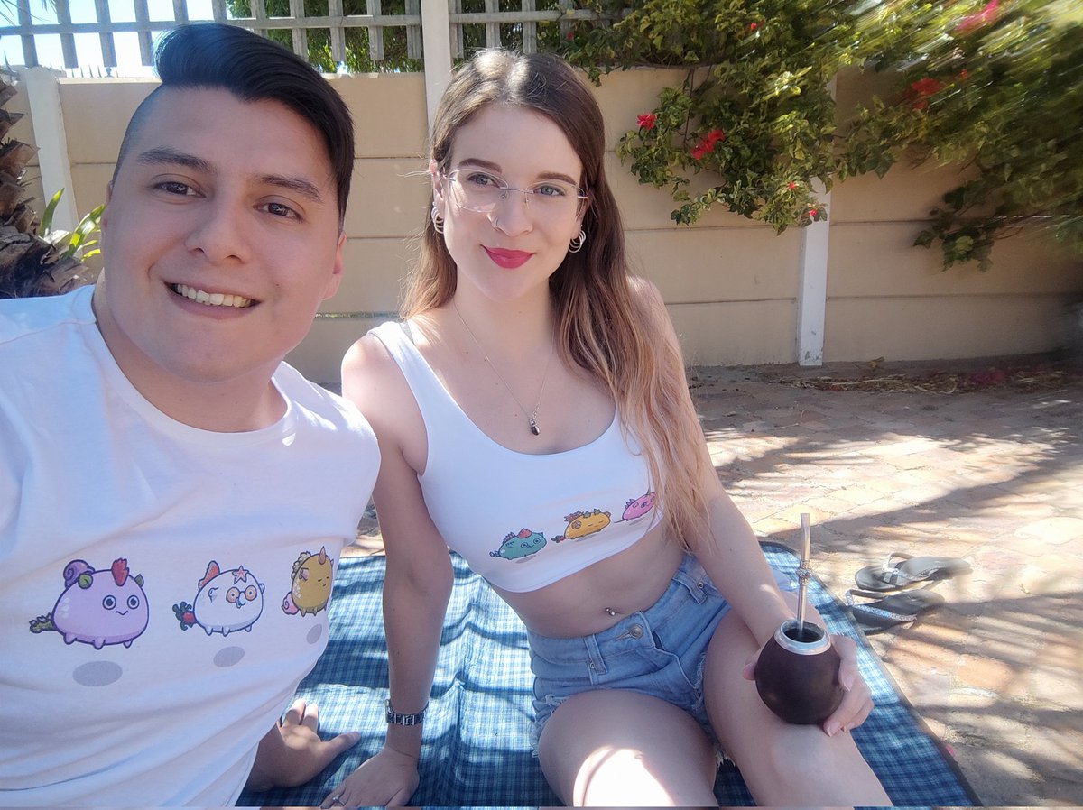 Un dia mas para conseguir SLP y picnic 🙂❤️ , y ambos con nuestras remeras Axies <a href="/AxieInfinity/">Axie Infinity</a> <a href="/alejandro_costa/">Alejandro costa</a>