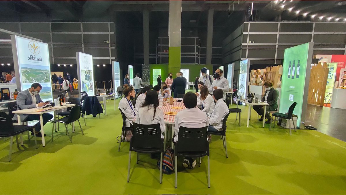 feriagastronoma's tweet photo. ENTREOLIVOS 🫒

De la mano de Juanjo Sapena, de @olidexabia nos trasladamos en #EntreOlivos de #MediterraneaGastronoma21 donde reside el éxito de modelo de negocio mientras catamos sus últimas novedades.

#AOVE https://t.co/L04RCHYtW4