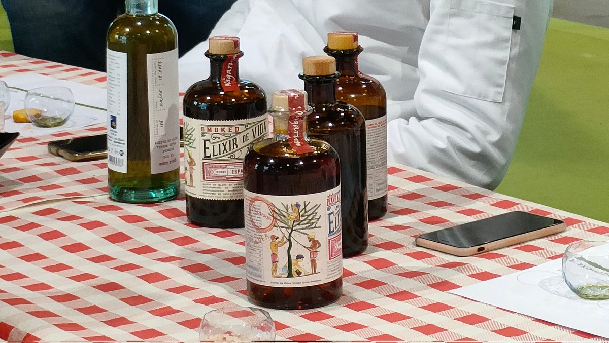 feriagastronoma's tweet photo. ENTREOLIVOS 🫒

De la mano de Juanjo Sapena, de @olidexabia nos trasladamos en #EntreOlivos de #MediterraneaGastronoma21 donde reside el éxito de modelo de negocio mientras catamos sus últimas novedades.

#AOVE https://t.co/L04RCHYtW4