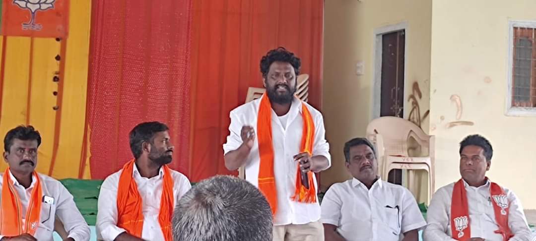 TejaNews's tweet photo. చొప్పదండి నియోజకవర్గం లోని రామడుగు మండల కేంద్రంలో మంగళవారం భారతీయ జనతాపార్టీ ముఖ్య కార్యకర్తల సమావేశం జరిగింది. నవంబర్ 16 రోజున హైదరాబాదులో జరిగే మిలియన్ మార్చ్ విజయవంతము చెయ్యాలి:
 బిజెపి జిల్లా ప్రధాన కార్యదర్శి బత్తుల లక్ష్మి నారాయణ

తెలంగాణ తేజ ... బ్రేకింగ్ న్యూస్.. https://t.co/4DBnHWbzTp