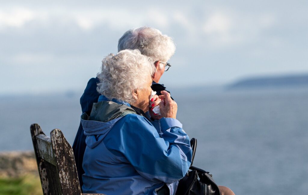70-åringarna mådde inte sämre under pandemin, visar forskning, utan bättre. ”Vi trodde knappt på resultaten själva”, säger psykologiforskaren Pär Bjälkebring. På Forskningsdagen den 12 november berättar han mer. sahlgrenskaliv.se/covid-forsknin…