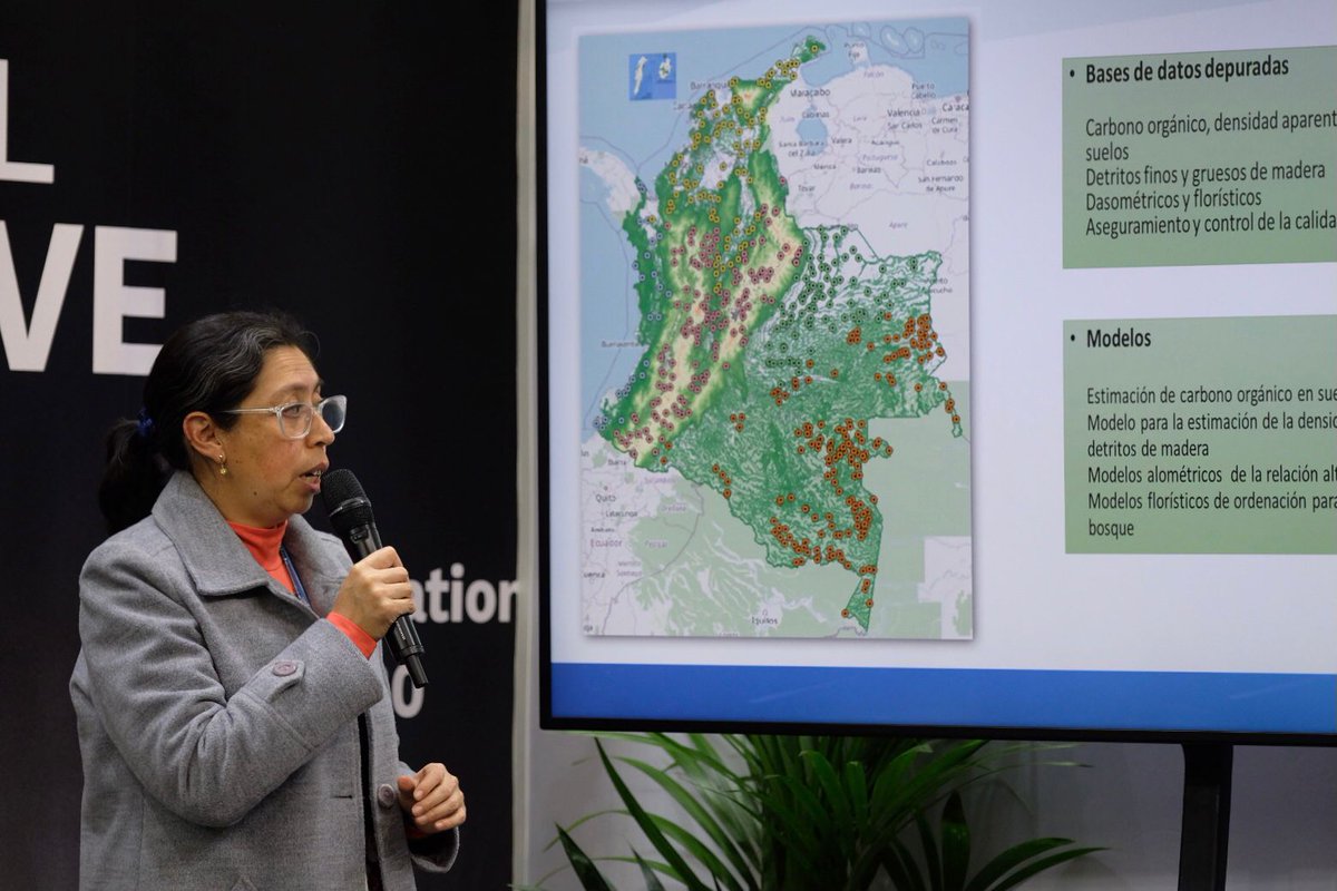 IDEAMColombia's tweet photo. "En el Sistema de #MonitoreoDeBosques trabajan más de 40 personas. Hacemos un monitoreo permanente, analizamos las alertas tempranas y cada tres meses generamos boletines." Yolanda González, directora del Ideam.
#IdeamInternacional
#ColombiaEnLaCOP26 https://t.co/3OwxWzIRz2