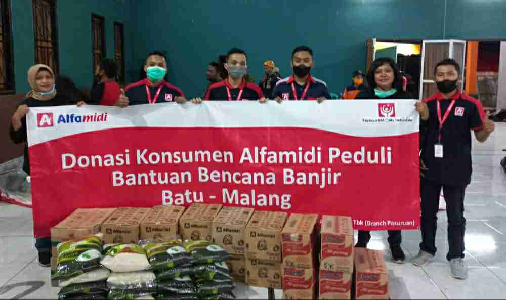 expostnews's tweet photo. Alfamidi Serahkan Bantuan Korban Banjir di Batu Malang dan Lamongan https://t.co/VA1cCgMoAc lewat @Expostnews.com https://t.co/IufrjQqoJy