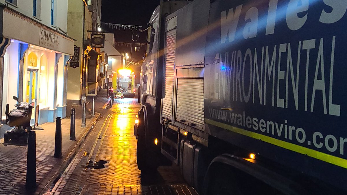 WalesEnviro's tweet photo. Another busy and challenging night for team, cleaning deep culvers on the narrow streets of Holyhead.

As always, taking the pain from waste and drain! 

#culverts #drainagesolutions #draincleaning #deepsuction #wastedisposal #sewercleaning #sewerpipe #24hourservice #desilting https://t.co/41SMpDaRBK