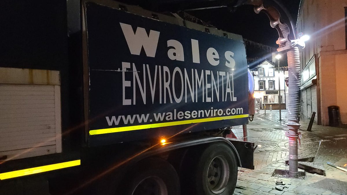 WalesEnviro's tweet photo. Another busy and challenging night for team, cleaning deep culvers on the narrow streets of Holyhead.

As always, taking the pain from waste and drain! 

#culverts #drainagesolutions #draincleaning #deepsuction #wastedisposal #sewercleaning #sewerpipe #24hourservice #desilting https://t.co/41SMpDaRBK