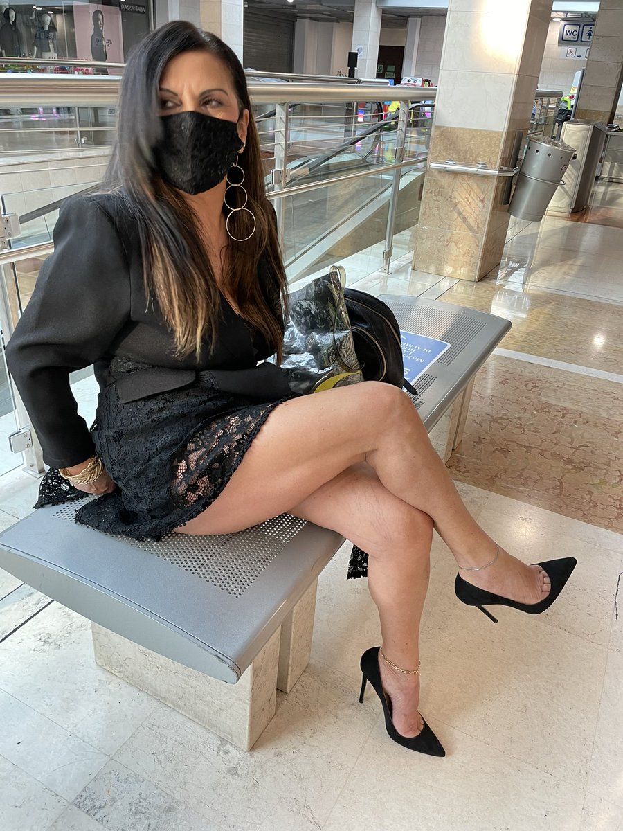 GiuliaDIppolit's tweet photo. #legsworld
#legs
#highheels
#stilettoheels
#feetart
#tacchiaspillo
#tacchialti
#talonhautes https://t.co/IpRQbUf7lw