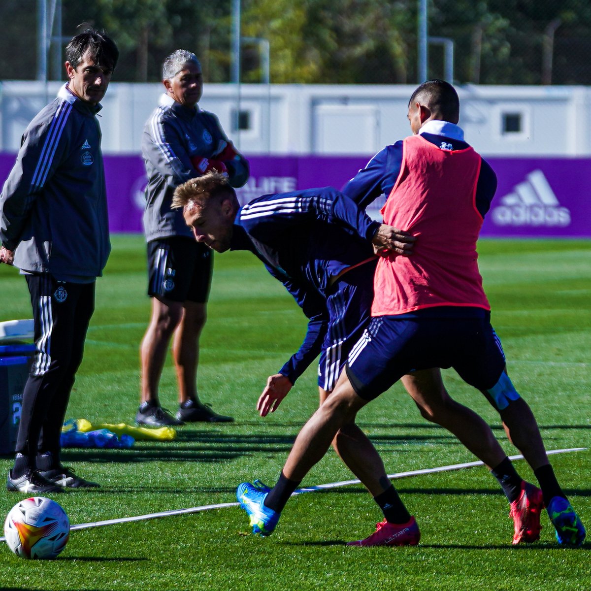 ⚽️💜 <a href="/Jesus4Palomeq/">JESUS SANCHEZ</a>, <a href="/CasadoSamu/">Samu Casado Conde</a>, <a href="/dalialmeida10/">Dálisson de Almeida</a> y <a href="/Victor_Narro/">Victor Narro 🐓</a> se ejercitaron este martes con el primer equipo

#pucela #RVPromesas