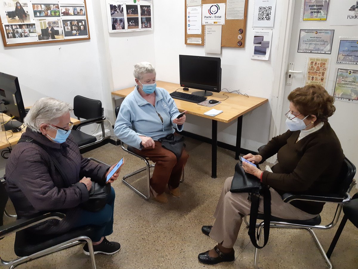 OmniaAkwaba's tweet photo. En el marc de la #SetmanaDeLaSolidaritatDeLHospitalet aquestes veteranes estan aprenent a utilitzar el seu mòbil. 👏👏
Xarxa Òmnia #solidariesLH #omniaakwaba @Fundacio_Akwaba #GransdeLH https://t.co/J9SOj2DmqQ