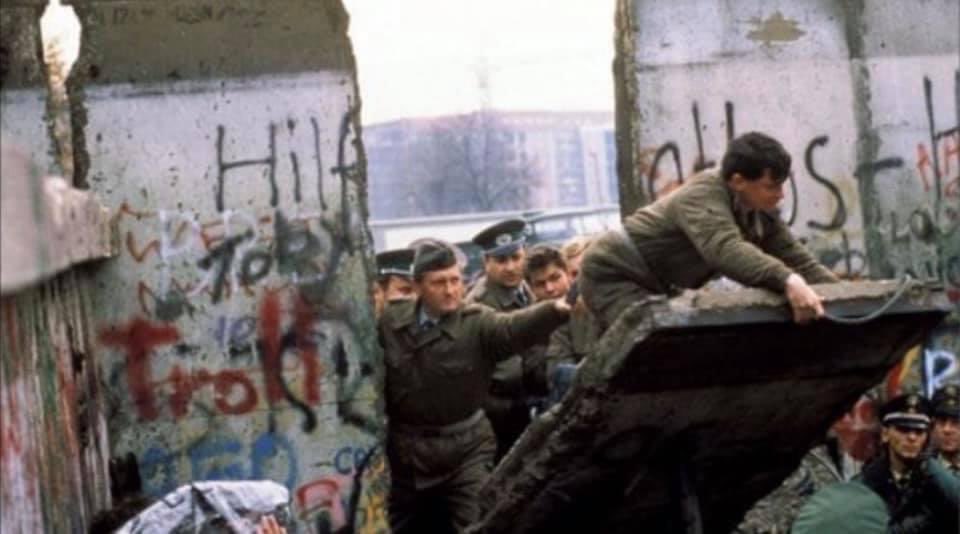 CTrinchese's tweet photo. Al coraggio di chi, 32 anni fa, seppe abbattere il #murodiberlino. https://t.co/ocLoGzMic1