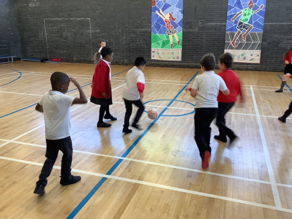 STM_Hull's tweet photo. Futsal training ready for our @HullActiveSch Y3/4 next week,great to see the group develop in confidence and working as a team. #futsal #teamwork #determination https://t.co/RrRRV3N9TH