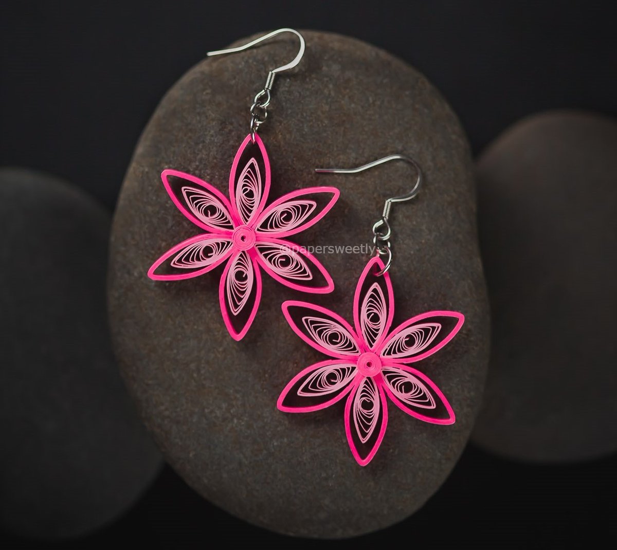 Pretty Pink Flower Earrings!!
.
.
.
#papersweetly #papersweetlyearrings #paperearrings #quillingearrings #paperquilling #paperquillingearrings #paperjewelry #lightweightjewelry #sustainablefashion #recycledjewelry #pinkflowers #flowerearrings #paperflowers #pink #pinklove