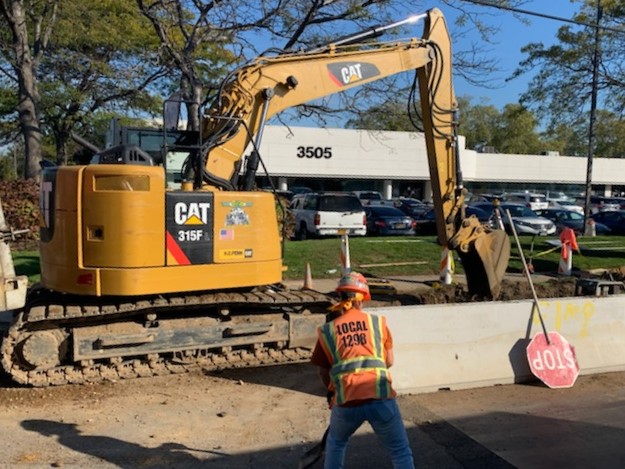 NewYork811's tweet photo. #NewYork811 was out in the field, right down the street from our office in #Bohemia, where crews from #Local1298 were working to install new drain pipes. #KnowWhatsBelow #CallorClick811 https://t.co/g3AXyeI8rb
