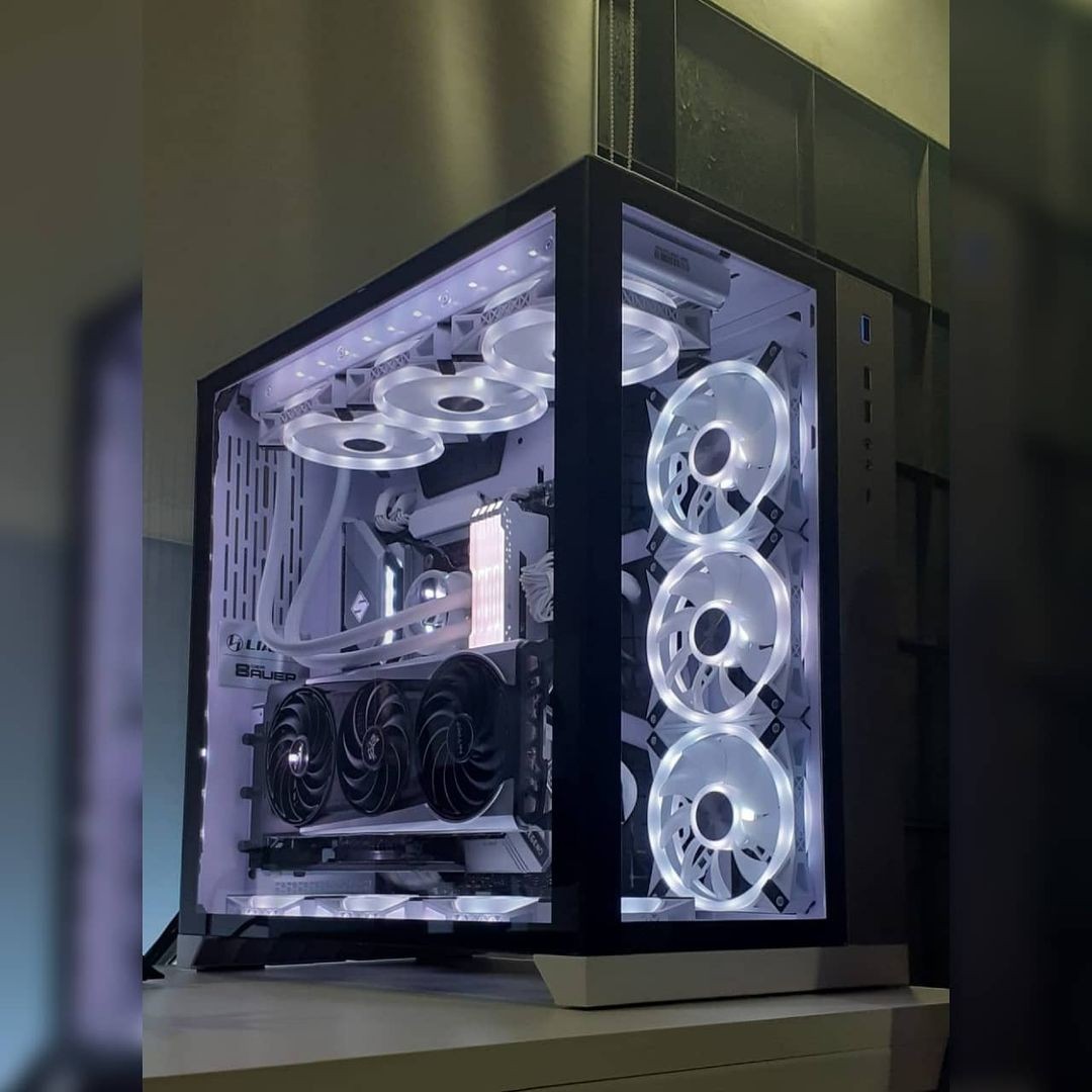 SapphireTech's tweet photo. The SAPPHIRE NITRO+ AMD Radeon RX 6700 XT in this amazing battlestation by @santii.vaieretti
.
.
#SAPPHIRE #NITRO #RDNA2 #RX6700XT #gamingsetup #PCsystem #PCrig #custombuild #battlestation #graphicscard #GPU #SAPPHIREnation #SAPPHIRETech #AMD #Radeon #hardware #gaming #GameOnAMD https://t.co/cMGDDQQ3AD