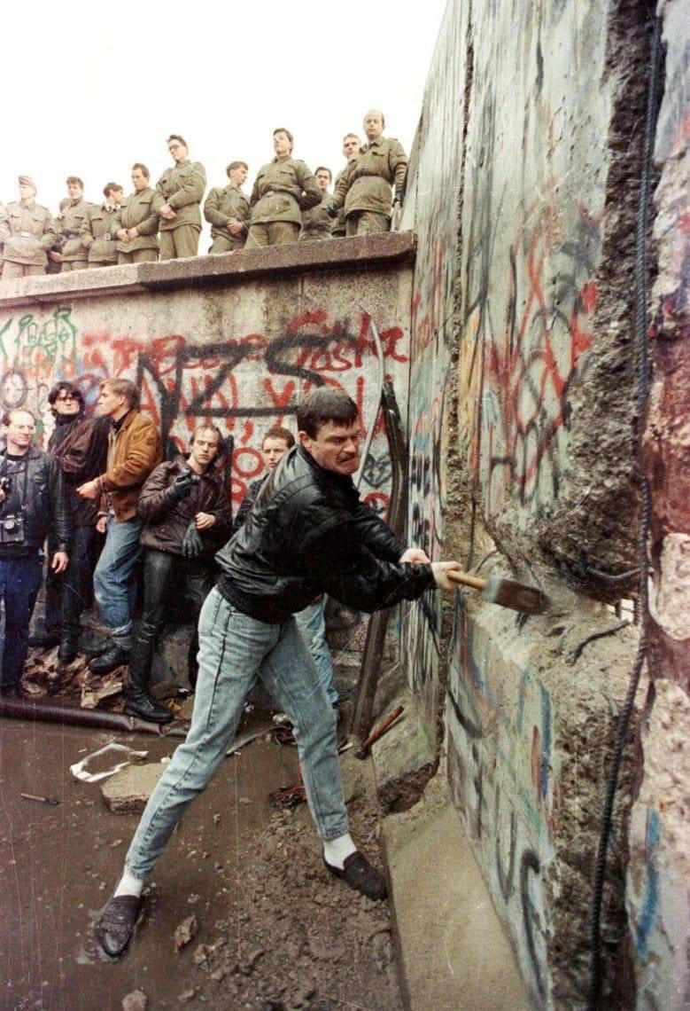 LibertariosUru1's tweet photo. Caída del Muro de Berlín
9 de noviembre de 1989.
NUNCA MÁS SOCIALISMO/COMUNISMO.
@JMilei 
@ABENEGASLYNCH_h 
@lacha 
@clubdeviernes 
@clubdelibertad 
@LeichtFederico https://t.co/pZGTb4pkvM