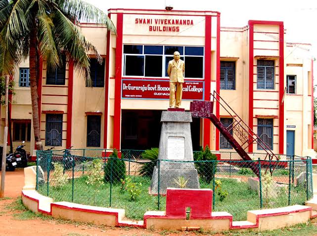 Dr_varun18's tweet photo. #SAVE_DR_GGH_M_C (Dr.Gururaju government homoeopathic medical College and hospital , Gudivada) 
Once a well versed and the 2nd homoeopathic college in India , where as the present condition is worsened , we the students are trying to hold it up, we need ur support ,help us https://t.co/22NZWwgT2h