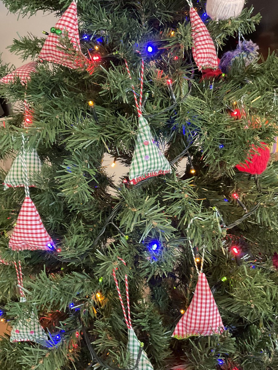 Princetrustfife's tweet photo. Its beginning to look a lot like Christmas…Enterprise ideas developing…check out the sparkling recycled ideas and the recyclebots…#nowaste #ChristmasGiftIdeas 
@HubStudent @fifeprincipal @fifecollege @Gail_Enable @SDSFife @PrincesTrustSco @FCSAstudents https://t.co/cZdpc8hntD