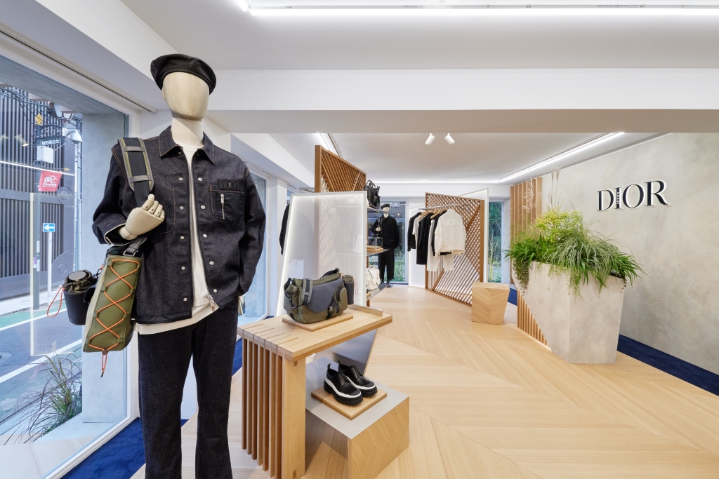 cppluxury's tweet photo. DIOR and Sacai showcase capsule collection in a series of pop-up’s
https://t.co/6eFL0gpL0f
#Dior #DiorHomme #DiorMens #DiorMen #Sacai #DiorXSacai #KimJones #capsule #collaboration #popup #fashion #luxury #luxuryfashion @LVMH @Dior https://t.co/cKSe7W2CzM