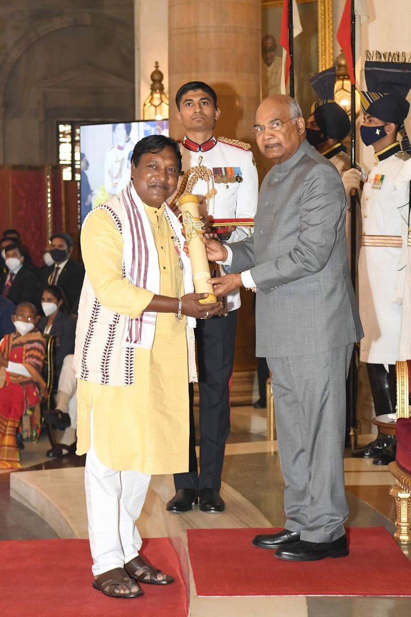 President Kovind presents Padma Shri to Jhumur Samrat Dulal Manki for Art.He is a professional Singer and musician of Assam.
#dulalmanki #aadhunikindia #Assam #adivasi #culture #arts #teamwork #Team #ManKiBaat #tinsukia