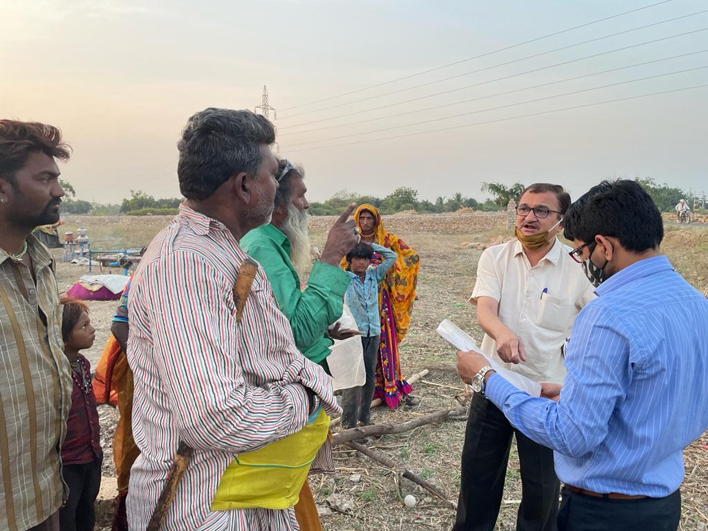 કોલિખડા ગામની સીમમાં આશ્રય લઇ રહેલા માઇગ્રન્ટ શ્રમિક પરિવારો સાથે વાત કરી. તેમને પુરવઠા, આરોગ્ય, શિક્ષણ અને પોષણ વગેરે લાભ પહોંચાડવા ચિંતન કર્યું.
<a href="/CMOGuj/">CMO Gujarat</a> <a href="/trajendrabjp/">Rajendra Trivedi</a> <a href="/pkumarias/">Pankaj Kumar</a> <a href="/kamaldayani/">Kamal M. Dayani</a> <a href="/revenuegujarat/">Revenue Dep. Gujarat</a> <a href="/InfoGujarat/">Gujarat Information</a> @informationpor2