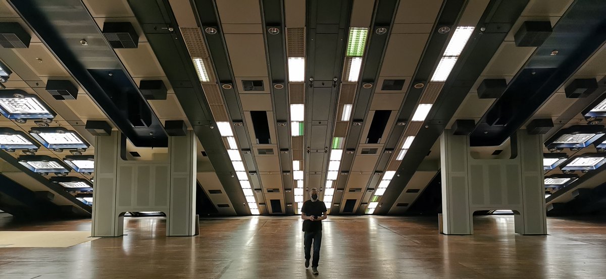 serveubln's tweet photo. @flueke Nachdem serve-u das #Impfzentrum #Berlin Arena, Tempelhof, Velodrom und Erika-Heß-Eisstadion abgebaut hat, wurde das IT-Material betriebsbereit eingelagert. Das #ICC haben wir für #TheSunMachine der @blnfestspiele vor wenigen Wochen aus dem Offlineschlaf geholt. Wir sind bereit! https://t.co/BEIZuGcaY5