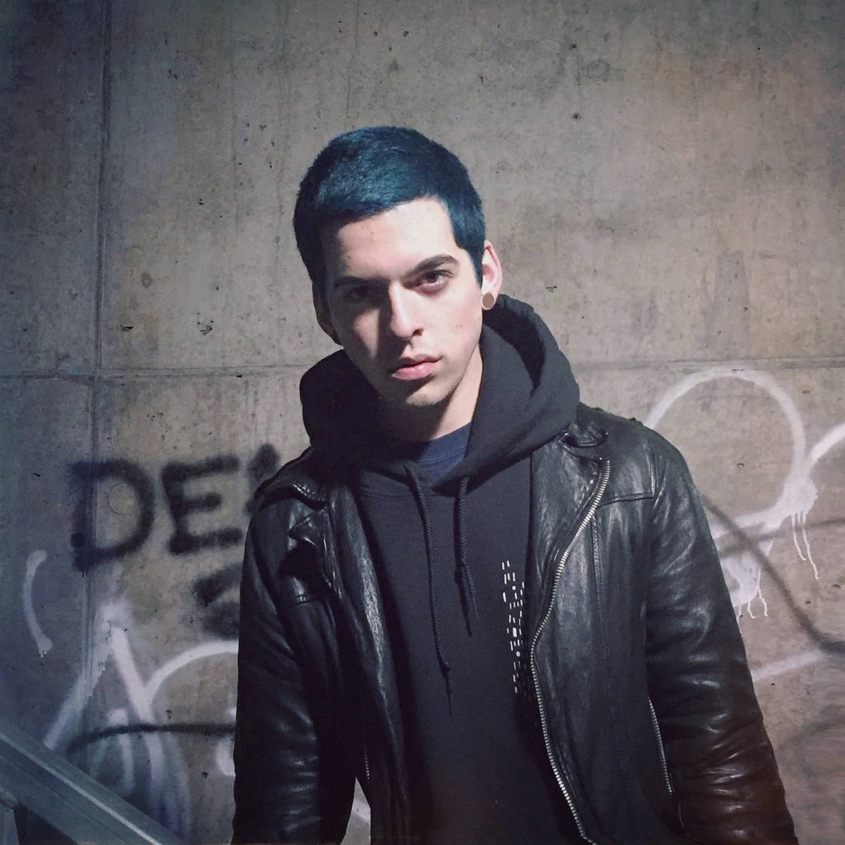 Voici mon entrevue avec <a href="/GravelleMikael/">Mikael Gravelle</a> qui a récemment publié Marelle et discorde chez les <a href="/EditionsHashtag/">Éditions Hashtag</a> . Pour lire ses réponses : unelectricecompulsive.blogspot.com/2021/10/entrev… #entrevue #jelisbleu #outaouaisfun #bookblogger #lectricecompulsive